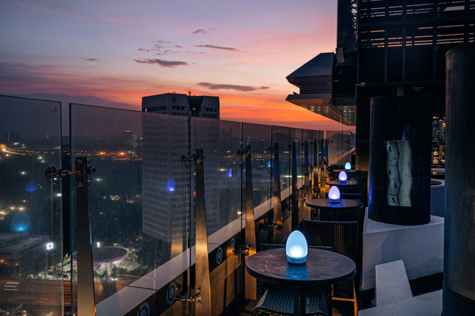 ดื่มด่ำบรรยากาศกับมื้ออาหารสุดพิเศษที่ Blue Sky Rooftop Bar & Dining