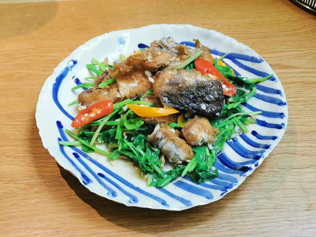 ร้าน อรนุช สุขุมวิท 23 ปลากะพงผัดขึ้นฉ่าย