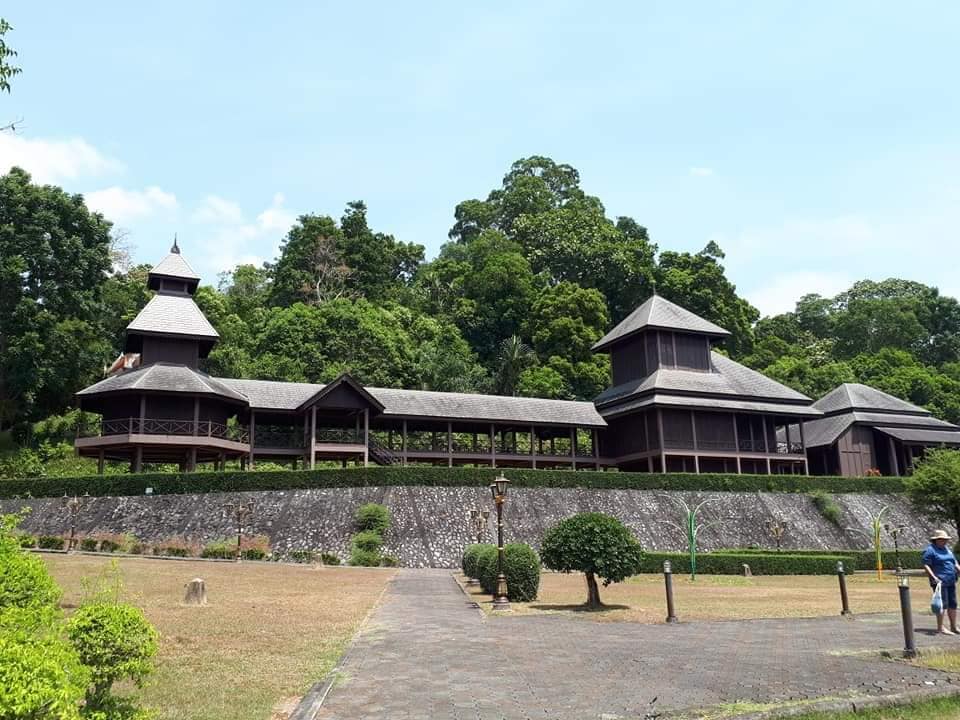 11. พระราชวังรัตนรังสรรค์