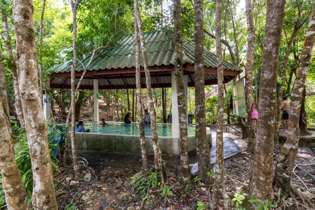 13. น้ำพุร้อนพรรั้ง