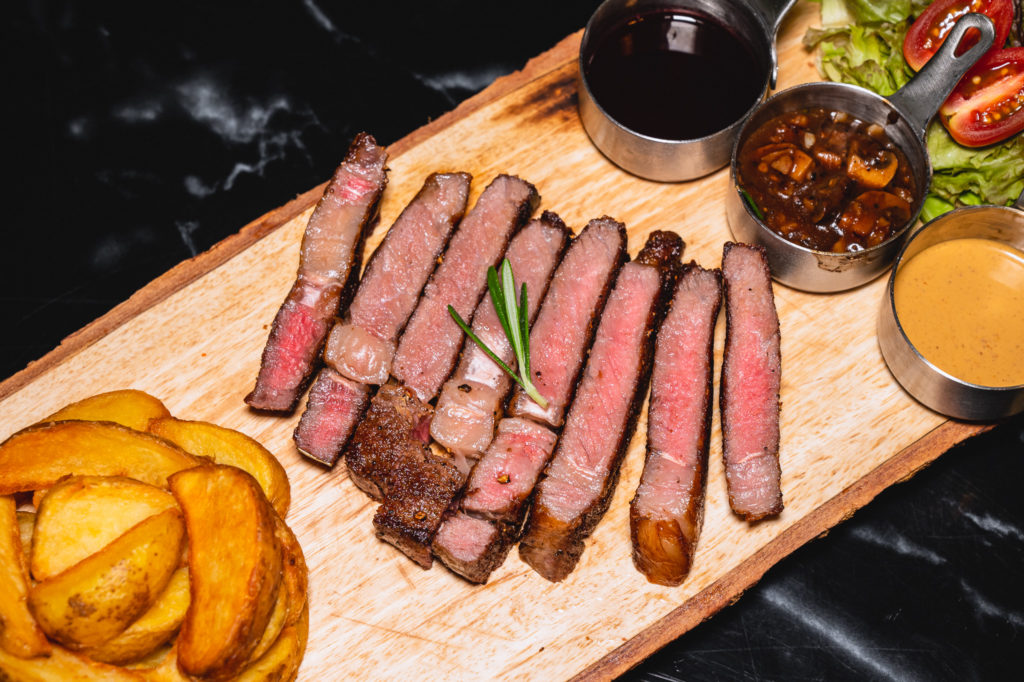 สเต็กริบอาย เมนูไฮไลท์ของร้าน Golden Spoon Restaurant and Bar