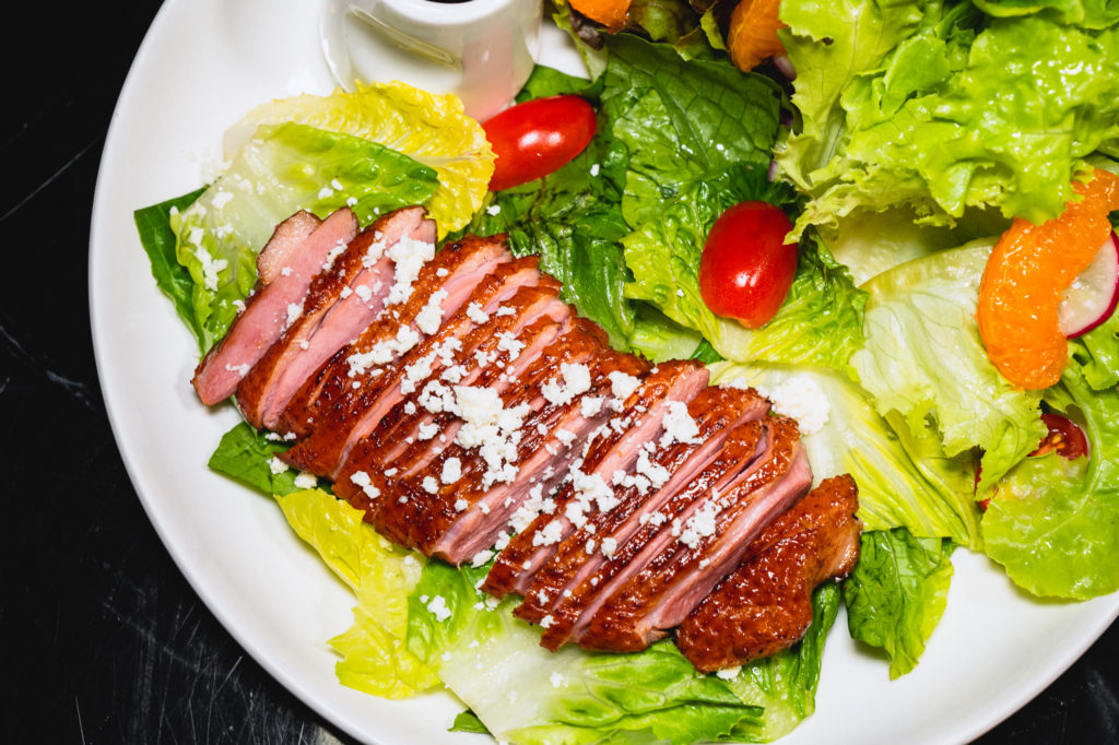 สลัดอกเป็ดรมควัน บัลซามิก เมนูไฮไลท์ของร้าน Golden Spoon Restaurant and Bar