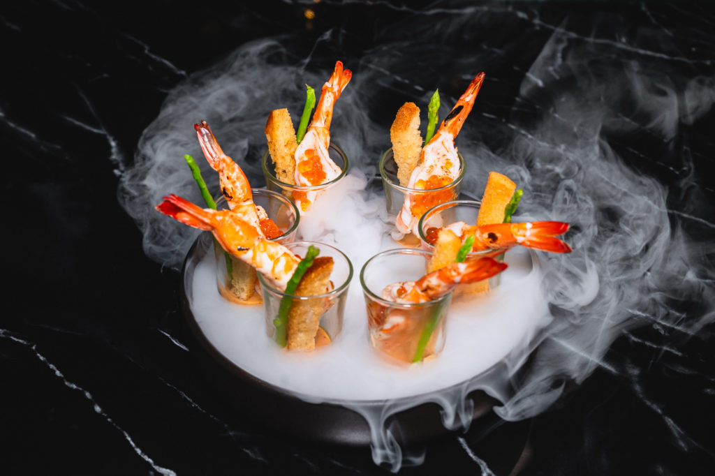 กุ้งค็อกเทล ซอสครีมว่ซาบิ เมนูไฮไลท์ของร้าน Golden Spoon Restaurant and Bar