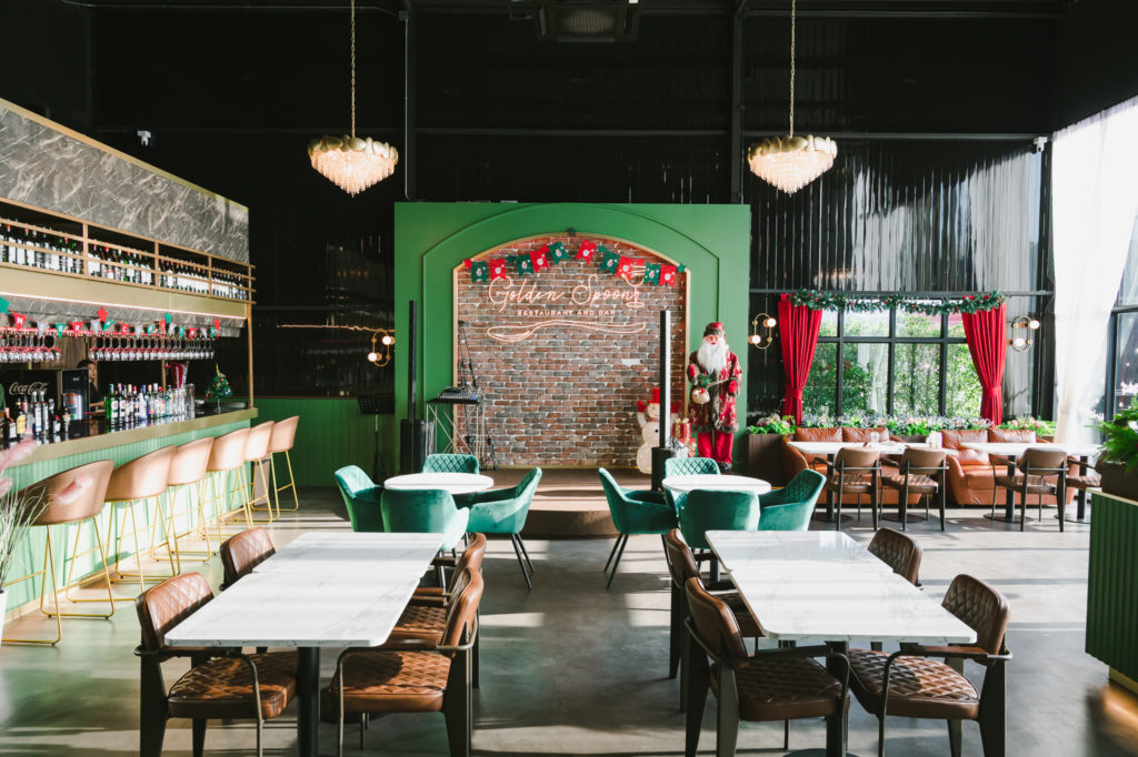 บรรยากาศภายในร้าน Golden Spoon Restaurant and Bar