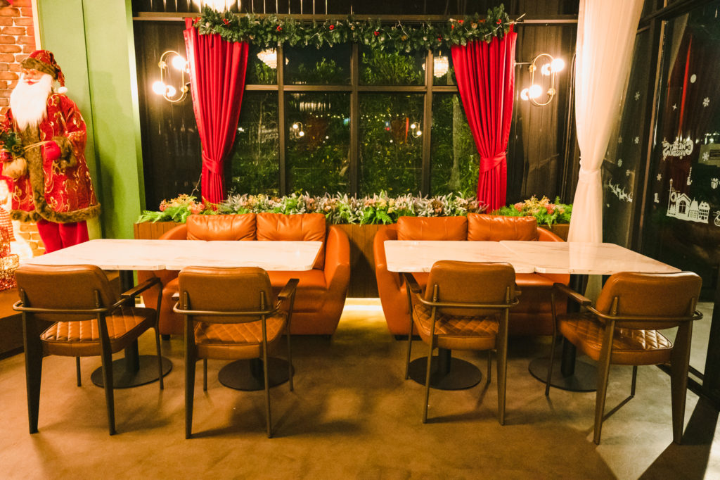 บรรยากาศภายในร้าน Golden Spoon Restaurant and Bar