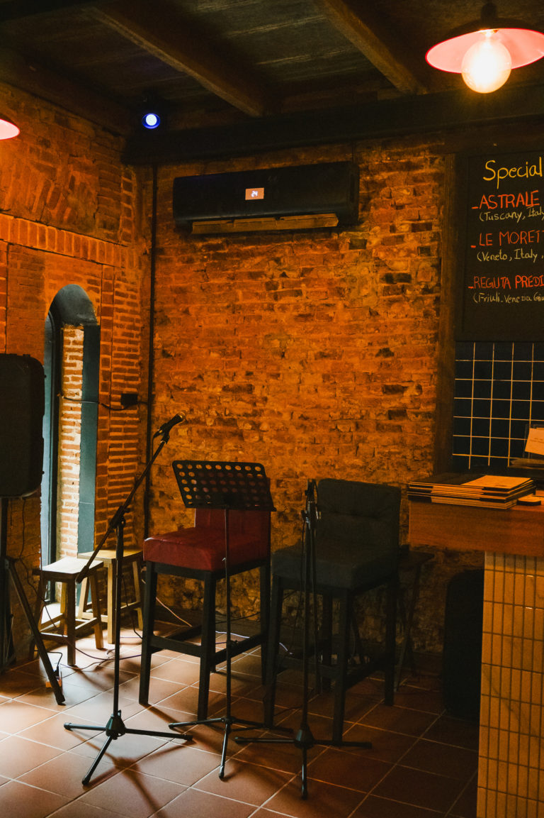 การเล่นดนตรีสดภายในร้าน 168 YĪ LIÙ BĀ