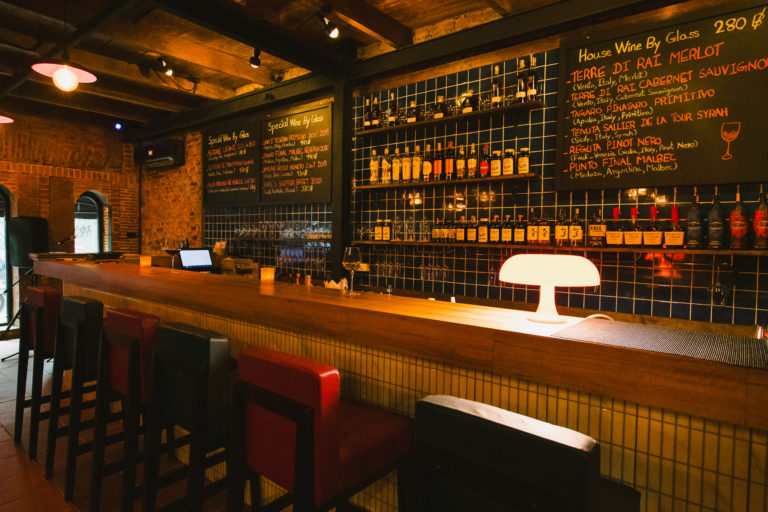 โซนบาร์ของร้าน 168 YĪ LIÙ BĀ