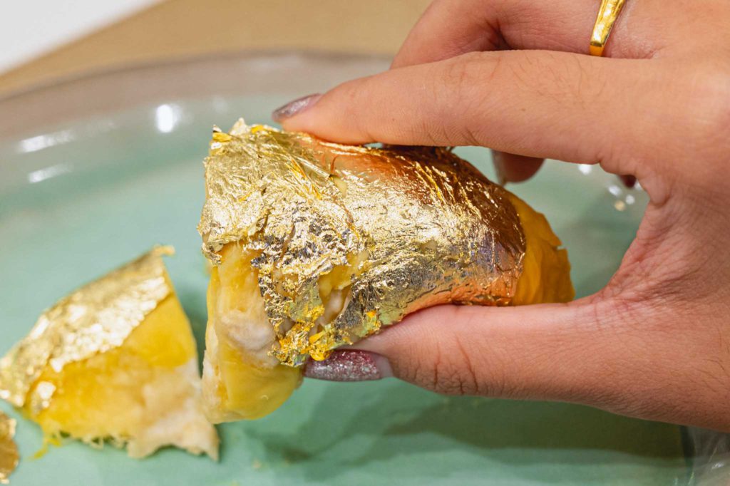 เมนู ทุเรียนโอมากาเสะ Premium Durian Wrapped in Gold 24K Serve with Oolong Tea