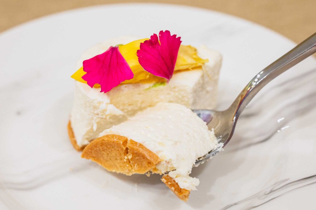 เมนู ทุเรียนโอมากาเสะ ทุเรียนครีมซีสเค้ก (Cream Cheese Durian Cake) 