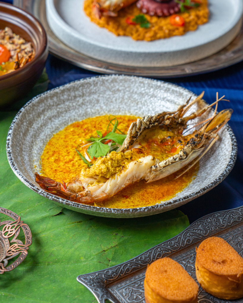 The Square Novotel Siam Square
กุ้งแม่น้ำเนื้อปูผัดผงกะหรี่ (Grilled River Prawn with Stir-Fried Curry Crab)