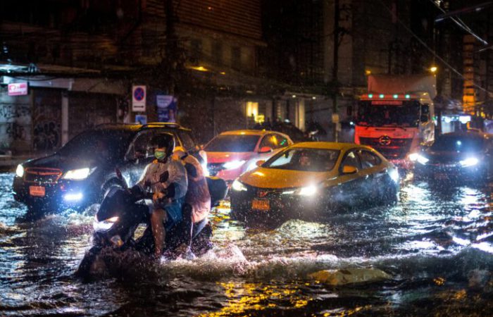 Flood in Bangkok (Cr. TAYLOR / AFP)