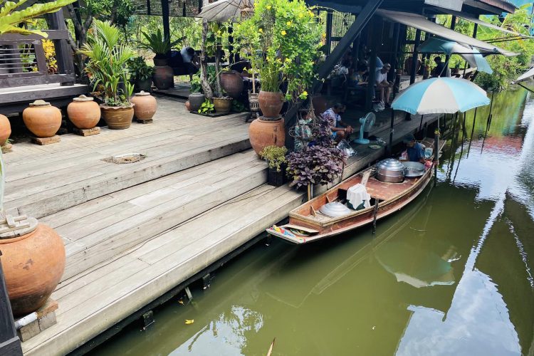 Bang Nam Phueng Floating Market